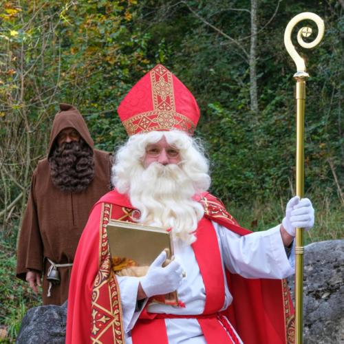 Samichlaus auf Stein mit Schmutzli