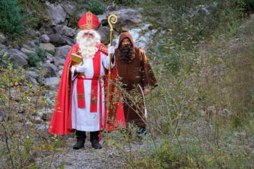 Samichlaus-mit-Schmutzli-am-Bach